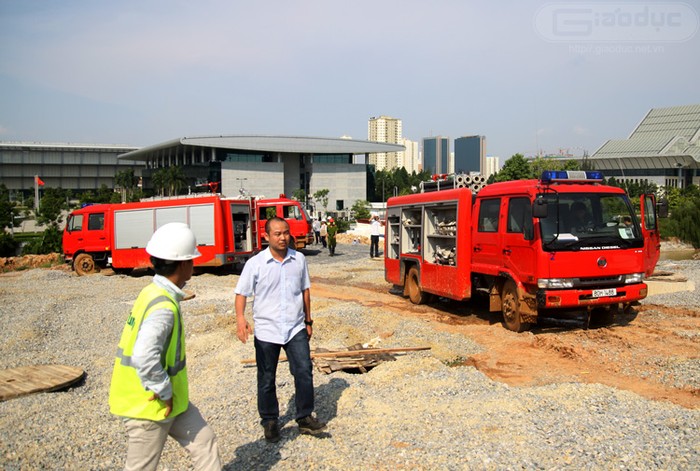 Tại hiện trường, 4 xe cứu hỏa đã được điều đến trong khi hàng trăm người dân hiếu kỳ đang tập trung theo dõi. Ảnh: Nam Phong